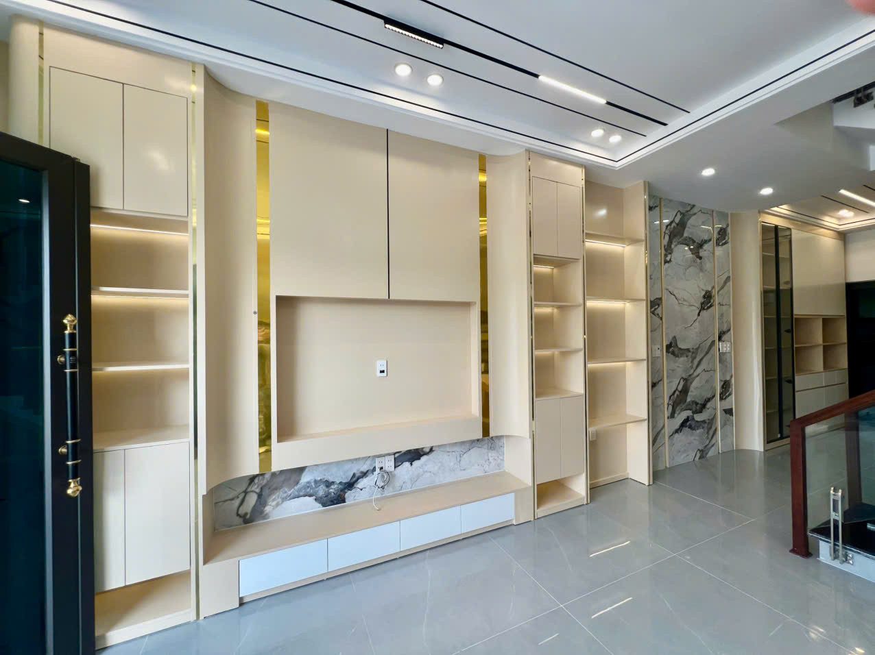 4KT69 NHÀ ĐẸP LUNG LINH 3 TẦNG NGAY CHỢ THỤY HƯƠNG KIẾN THỤY - FULL NỘI THẤT - Ô TÔ 7 CHỖ ĐỖ TRONG SÂN - ZÁ HƠN 2 TỶ XX