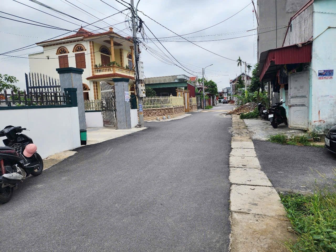 🚩 CHỈ 50M RA GÒ GAI - LÔ GÓC 2 MẶT TIỀN - CHIA SẴN 2 lô.l/h:076.231.9990 em Thúy 

Cần nhượng lại lô đất "hoa hậu" tại Thủy Sơn, Thủy Nguyên cho anh chị nào thích an cư hoặc đầu tư giữ tiền:

🌻 Diện tích: 90.6m² - Lô góc hướng Đông Nam.
🌻 Ưu điểm: Đư