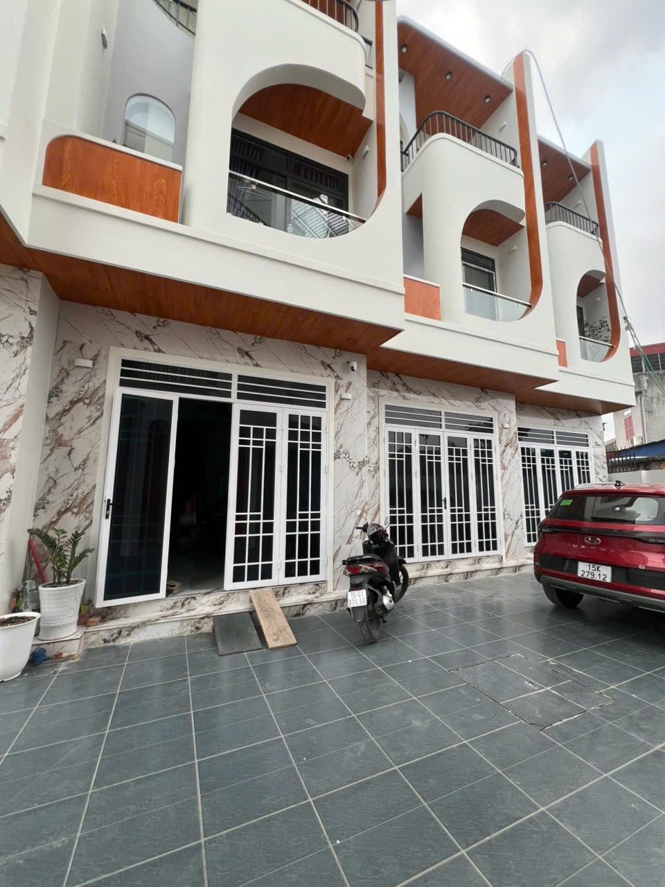 💥 BÁN GẤP NHÀ 3 TẦNG TẠI TDP THUỶ SƠN 4, 🚗 ĐỖ CỬA.l/h:076.231.9990 em Thúy 
Vị trí:
- Ngay trung tâm, cách siêu thị Lan Chi, Tân Quang Minh chỉ 200m
- Cách khu công nghiệp VSip 200M
- Cách TTHC chỉ 500m.
- Ngay đầu ngõ đường thông các ngả, ra đường 3
