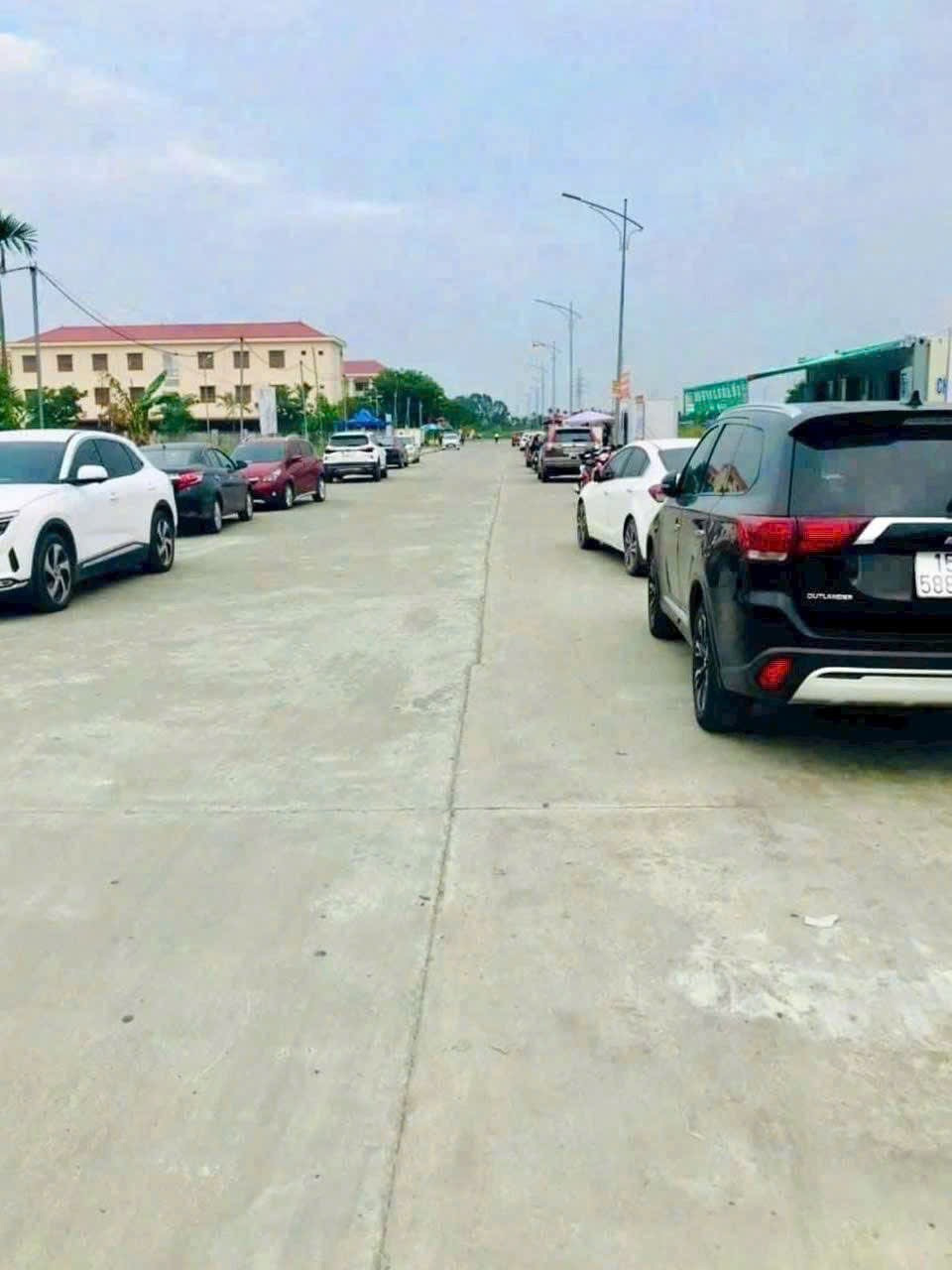🌎Chính chủ cần bán lô góc 2 mặt tiền  của tuyến 1   tại  đấu giá thuỷ triều TN.L/h;076.231.9990 em Thúy 

👉DT 107m    -Hướng bắc 

👉Vi trí trung tâm tiềm năng tương lai cạnh ngay trường học và khu CN Viship, Khu CN Thuỷ Nguyên đầy đủ các tiện ích thuậ