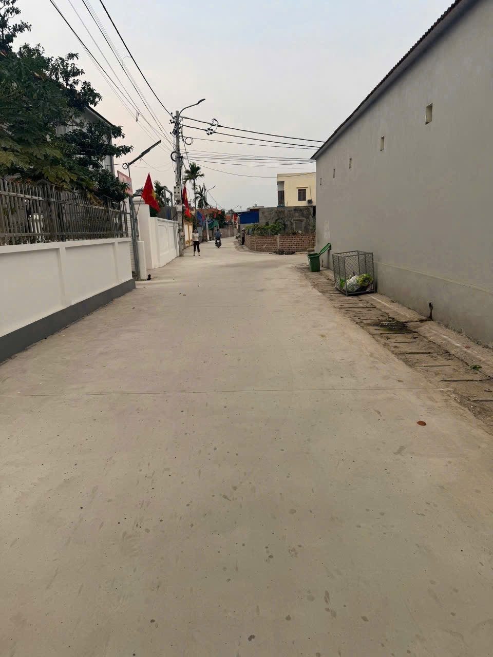 🔥 LÔ ĐẤT TRỤC LIÊN THÔN THỦY TRIỀU - ĐÓN SÓNG KCN 🔥l/h:076.231.9990 em Thúy 

🏠 Vị trí: Trục liên thôn Thủy Triều, Thủy Nguyên, Hải Phòng 
📍 Diện tích: 100m2 sổ đỏ + 55m lưu không = Tổng 155m sử dụng 
🚗 Đường trục rộng 6m, ô tô tránh nhau, container v