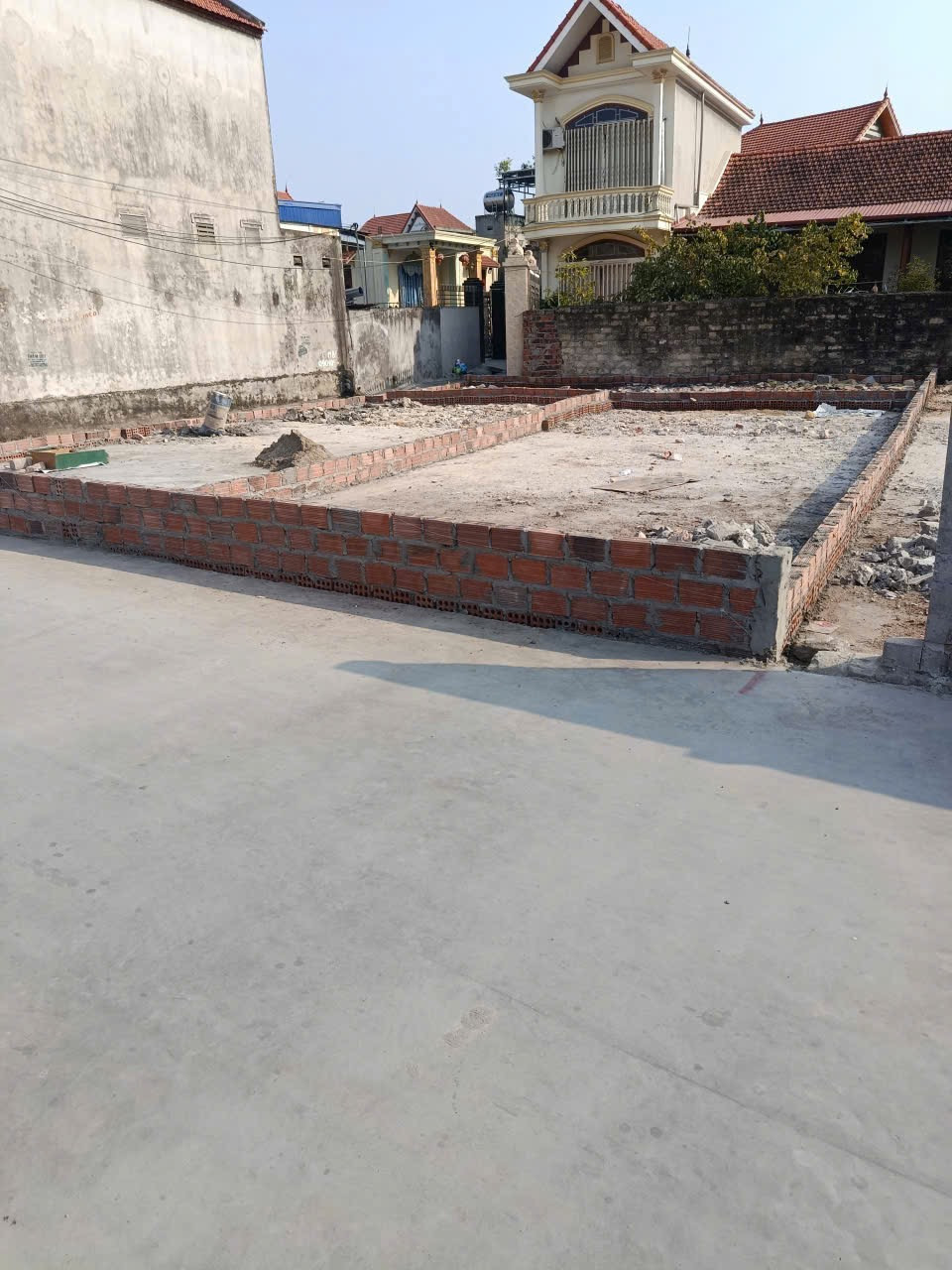 🌳🌳Thủy triều sẵn bìa ,ngõ nông, có thể công chứng luôn.l/h;076.231.9990 em Thuý
👉cách trục đường thông có 10 m , đường 359 khoảng 200 m 
👉bán kính 500 m là trường,chợ khu công nghiệp vi ship,tiện ích ko thiếu thứ gì 
👉giá chỉ 1 tỷ 1 xx 
👉Lô đất đẹp để
