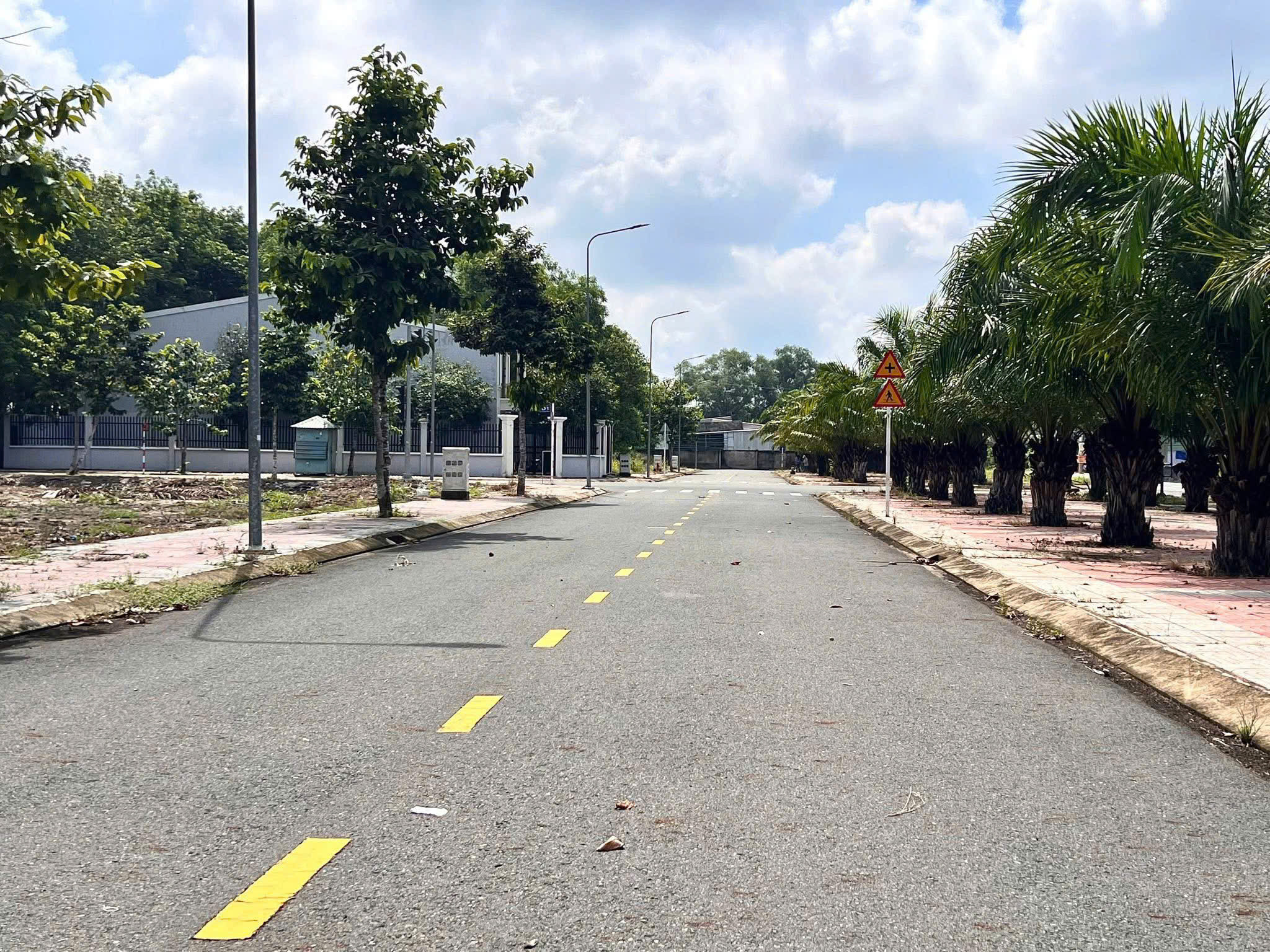 Bán đất chính chủ 235m2, thổ cư 100%, sổ hồng trao tay, xây dựng tự do.