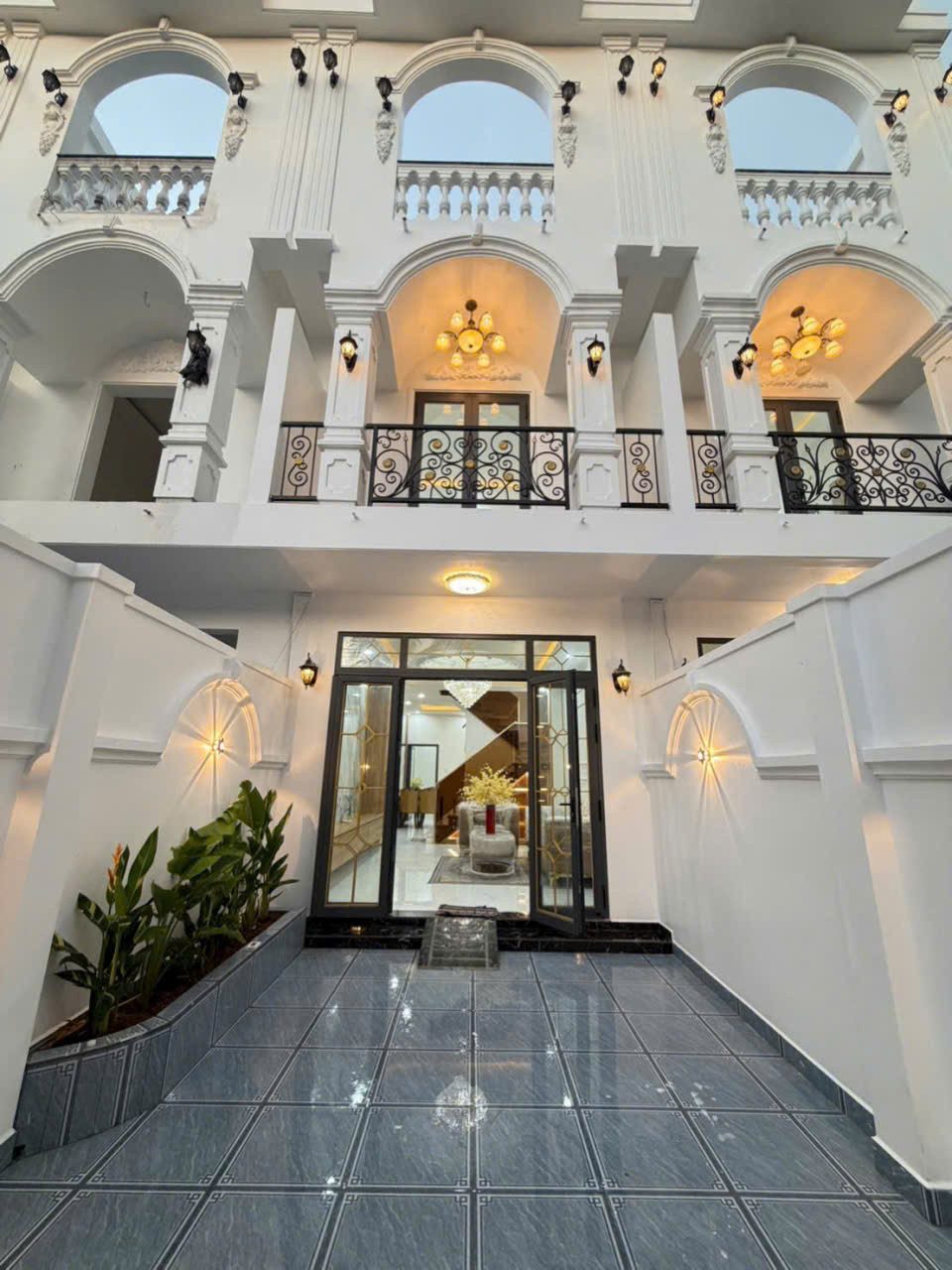 NHÀ MẶT TIỀN VIEW KÊNH 19-05. P.Trung An – Ô TÔ TRONG NHÀ - Giá Chỉ Bằng Nhà Hẻm!