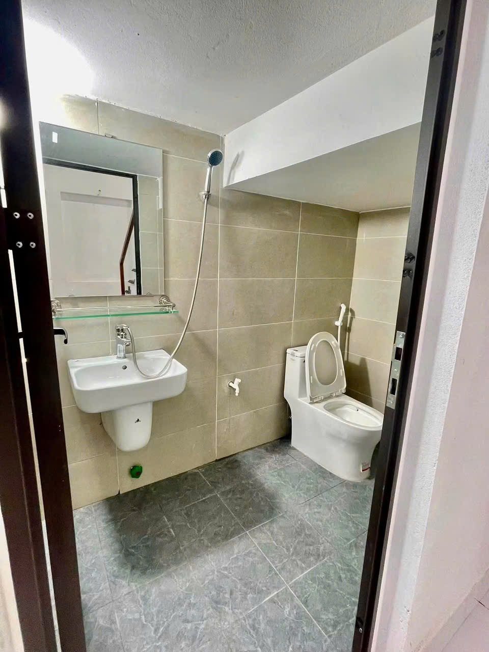 💥 tại trung tâm khu công nghiệp sam sung yên phong - bn

✅ Căn nhà mới cứng koong còn thơm mùi sơn thiết kế theo phong cách mới hiện đại đẹp long lanh
