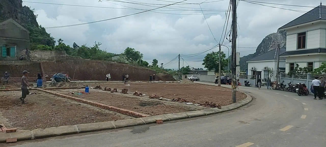 Bán đất 60.5m² ngang 4,48m. đường nhựa 7m. giá 850 triệu Xã Việt Khê( lại xuân) . liên hệ 0362558882