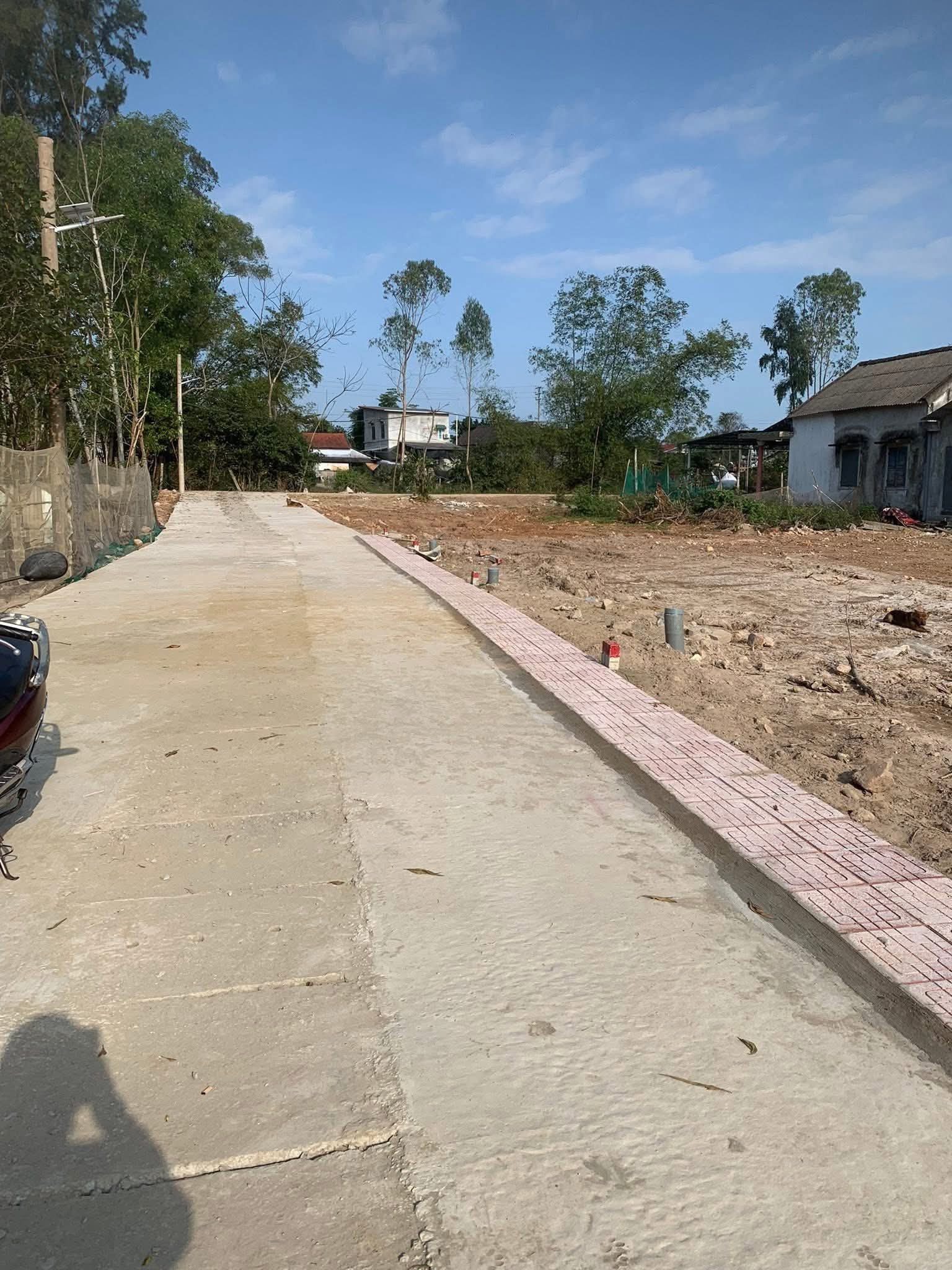 Chủ kẹt tiền đi du lịch nên cần bán lô đất Vinh An, Đường ô tô tránh nhau  giá 299 triệu.