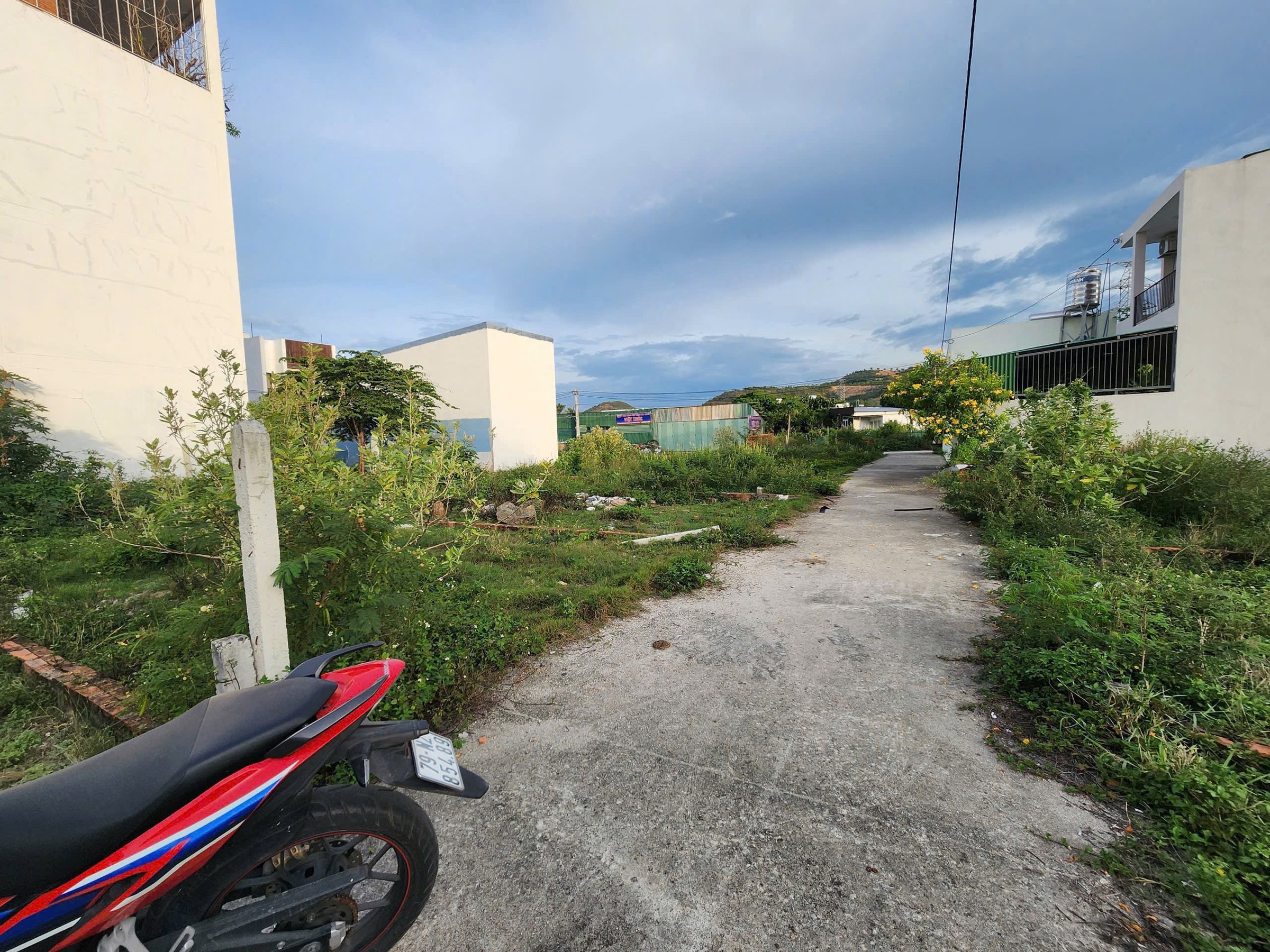 🔔BÁN LÔ ĐẤT RỘNG ĐẸP VĨNH ĐIỀM THƯỢNG- P TÂY NHA TRANG
- DT: 109,3m2 ngang 7,63m full đất ở