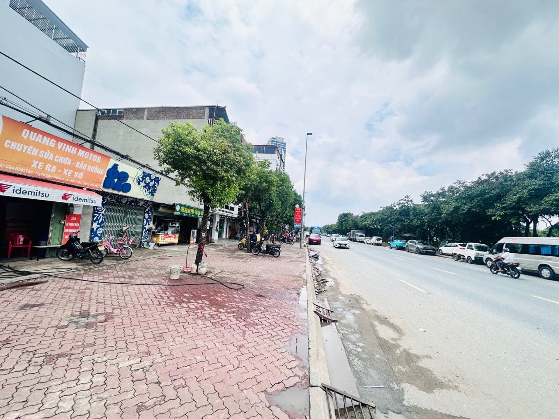 80m,2 mặt thoáng,ô tô đỗ cổng. 100m chợ kinh doanh sầm uất,200m cầu Nhật Tăn. 500m Full tiện ích,trường học câc cấp,siêu thị,nhà hàng khách sạn,ngân hàng