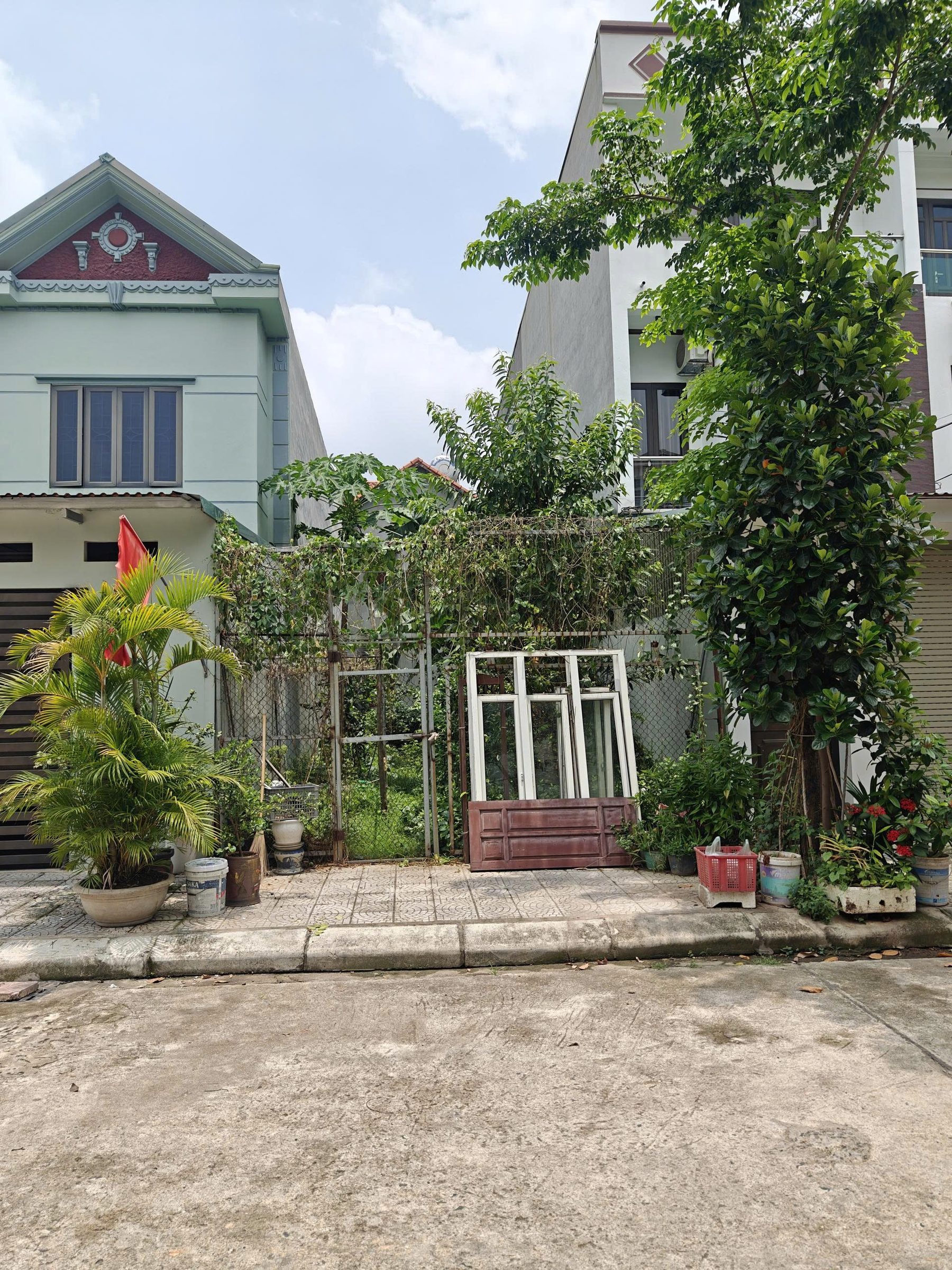 Trục Sáp Mai cổng c Bắc Thăng Long giá 2 tỷ 5