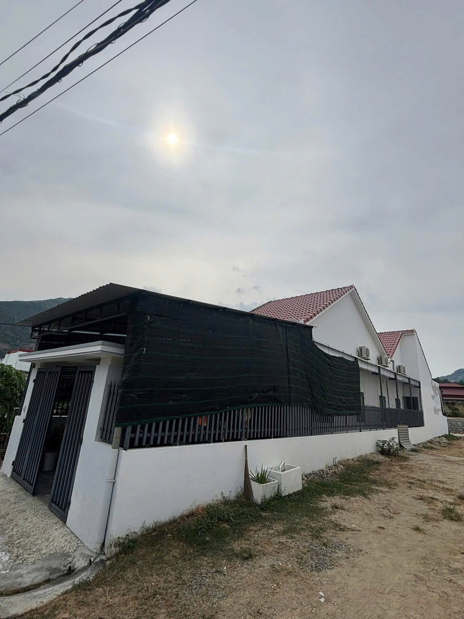 BÁN NHÀ MÁI THÁI THÔN ĐẮC LỘC - PHƯỜNG BẮC NHA TRANG
- DT: 134,1m2 ngang 5m full thổ cư
- Nhà cấp 4 : 3 phòng ngủ, toilet, bếp , phòng khách, sân rộng rãi