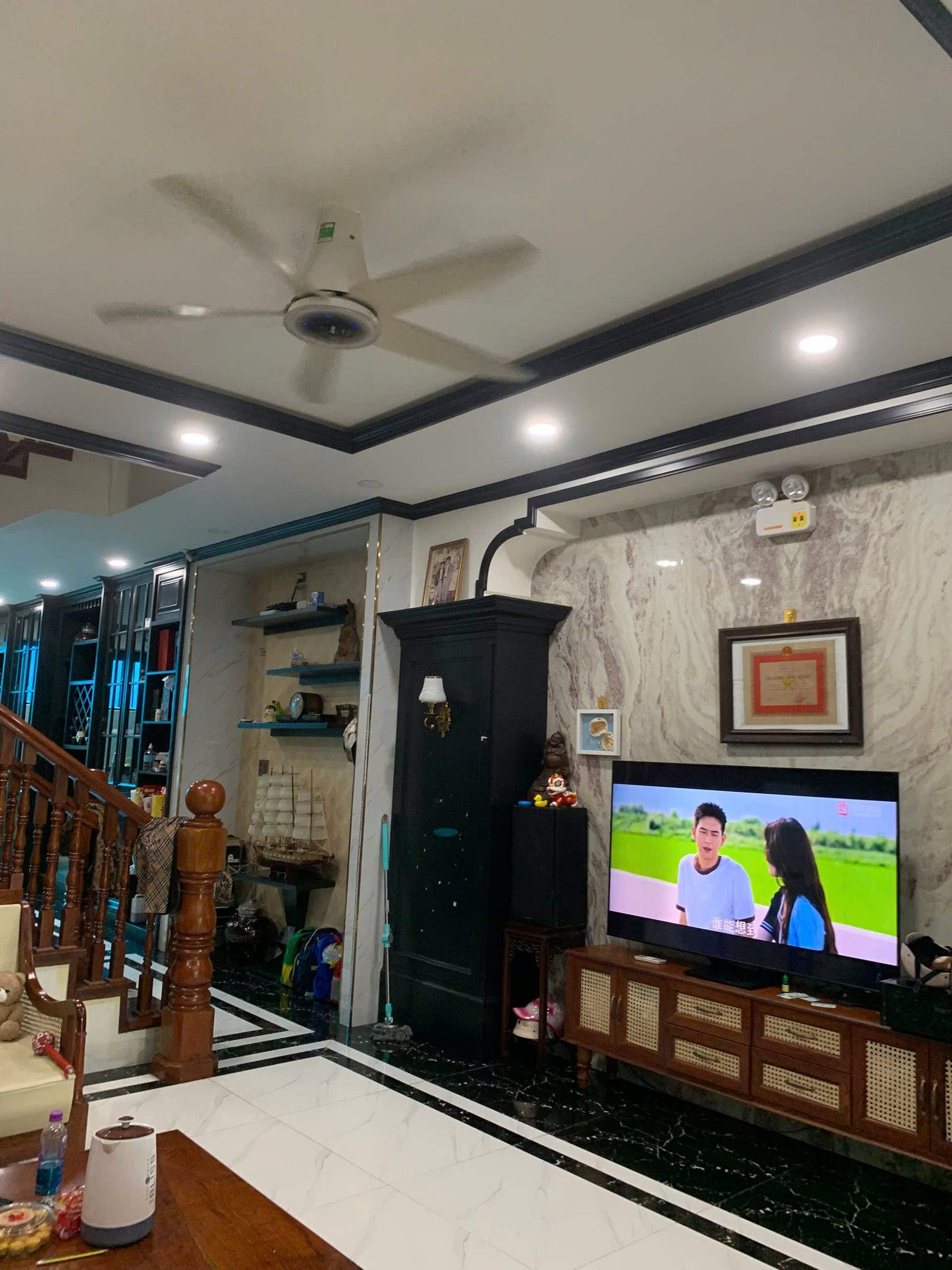 Bán nhà 3 tầng Mỹ Gia Gói 2 mặt tiền đường 27m(đường số 35) full nội thất gỗ tự nhiên
💎 Vị trí: mặt tiền đường chính gói 2 và 4 kết thông Võ Nguyên Giáp qua Phong Châu và kết nối Sun Vĩnh Thái
👉 Diện tích đất: 100m2 ngang 5 hướng Đông-Đông Bắc