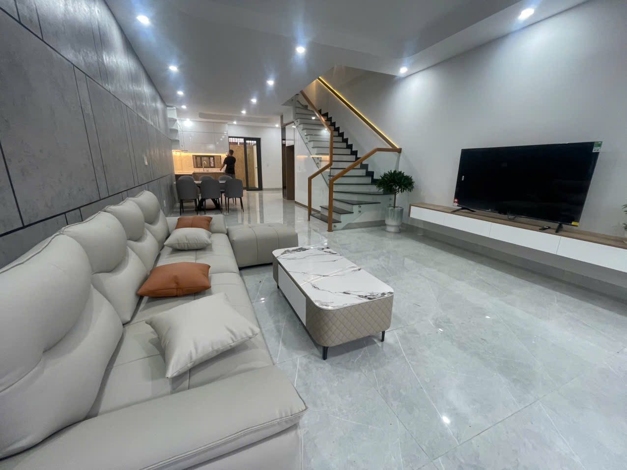 BÁN NHÀ 3 TẦNG GÓI 7 MỸ GIA - VĨNH THÁI - NAM NHA TRANG
- DT: 100m2 ngang 5m
- Nhà 3 tầng : 3 phòng ngủ, phòng thờ, phòng kho, 4WC, sân đổ ô tô
- Ngay sân bóng Mỹ Gia, gần đường Võ Nguyên Giáp
- Nhà đang cho thuê 22 tr/ tháng.
- Giá bán : 8,8 tỷ