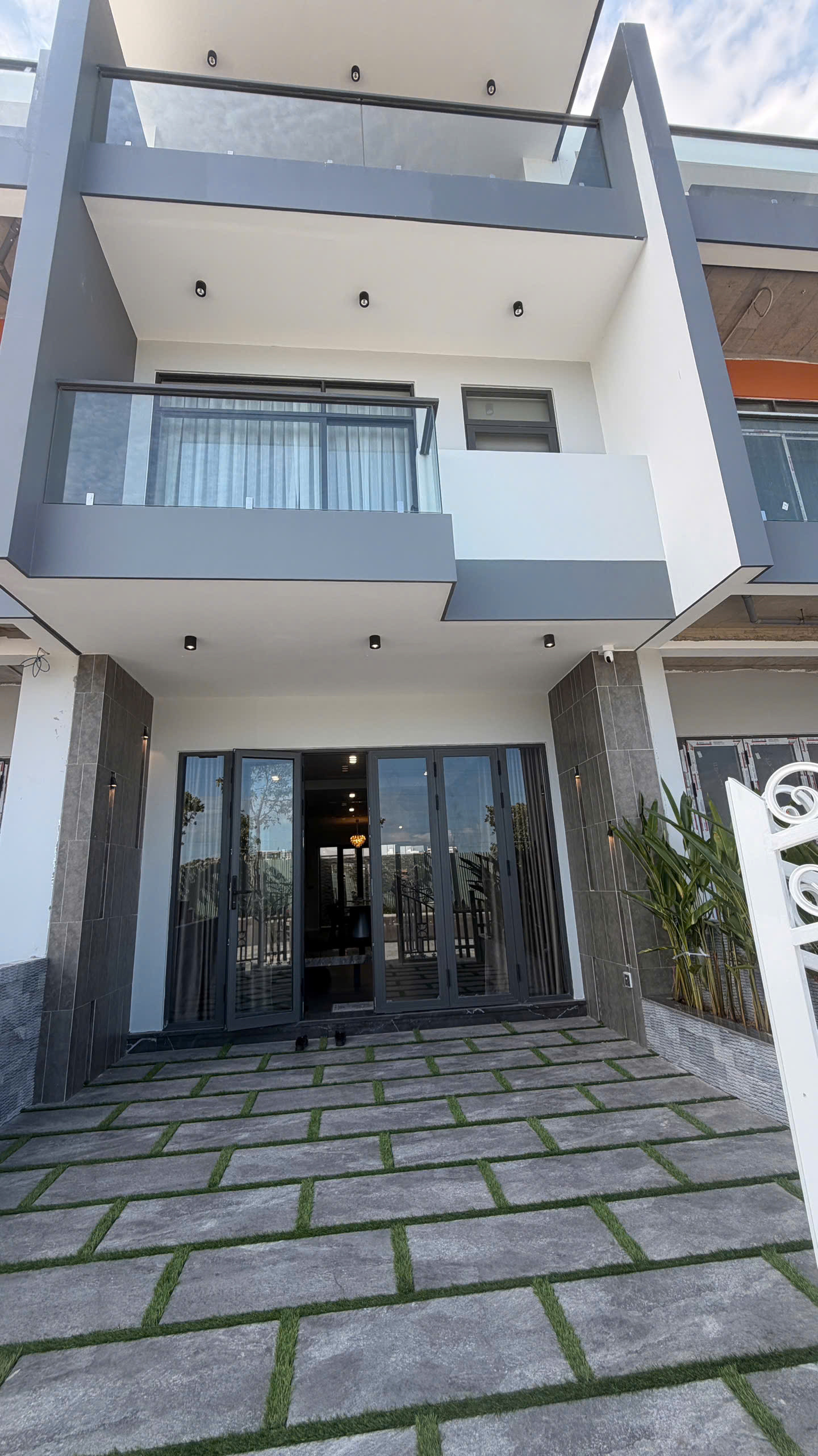 Bán nhà 3 tầng hoàn thiện cao cấp  TRỤC ĐƯỜNG 35 rộng 27m  phong cách villa