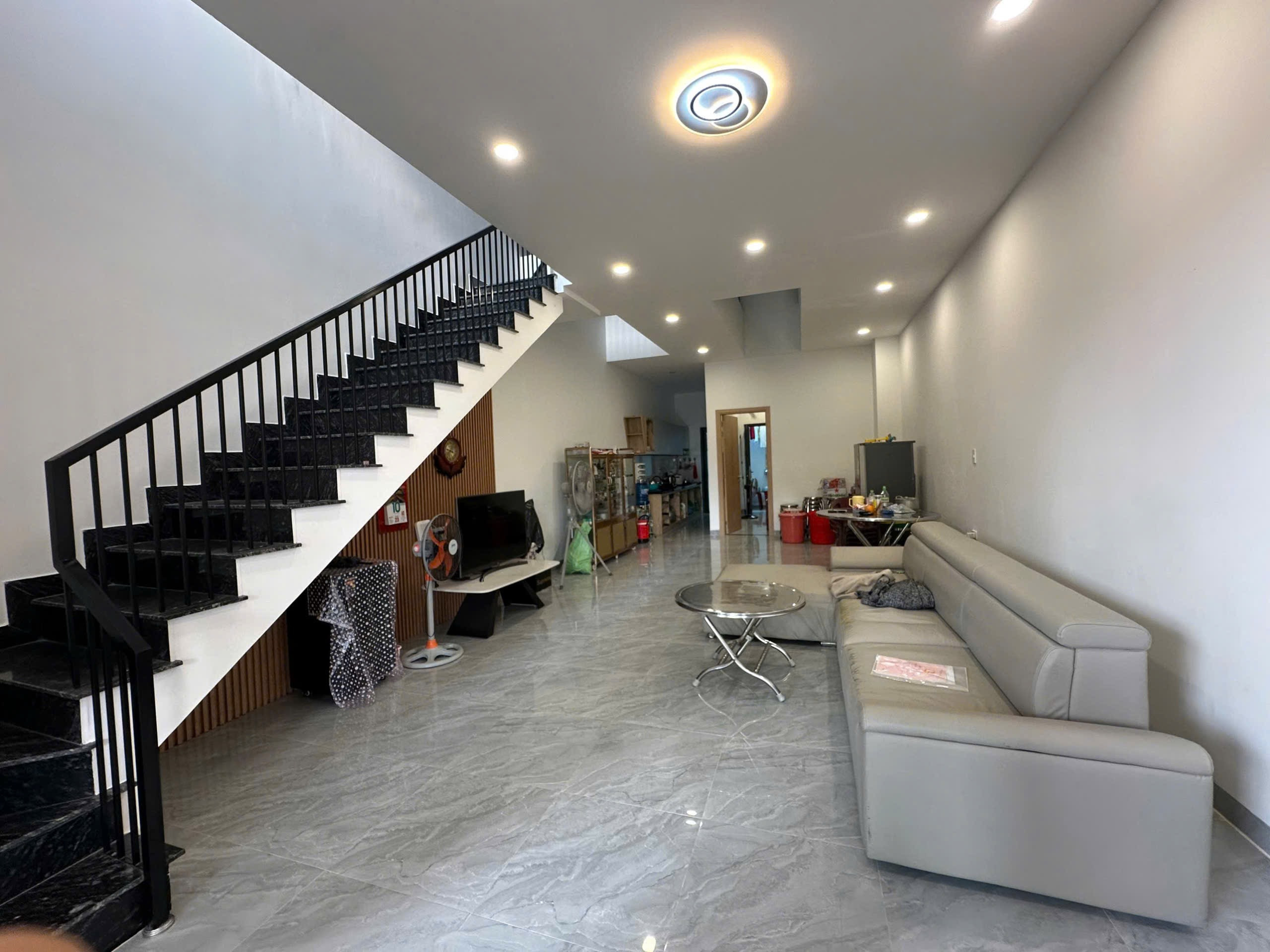 CẦN BÁN GẤP HẠ 200TR NHÀ 2 LẦU GIÁ TỐT –VĨNH THẠNH CÁCH TRỤC ĐƯỜNG 23/10 CHỈ 3P 
(Có phòng ngủ ở tầng trệt)
