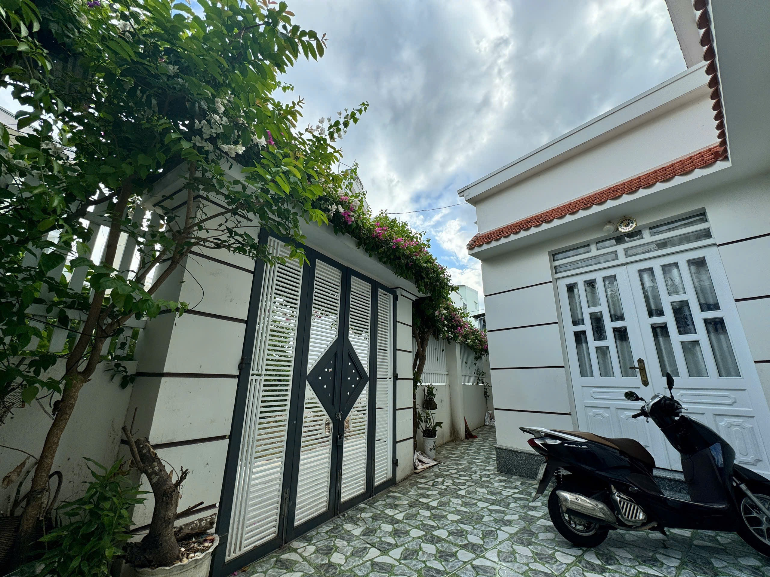🏡NHÀ 2 TẦNG  – 𝐏𝐇𝐔̛𝐎̛̀𝐍𝐆 𝐓𝐀̂𝐘, 𝐍𝐇𝐀 𝐓𝐑𝐀𝐍𝐆 🌸 VĨNH THẠNH..!!!
-Diện tích :110,4 m
✨ Nhà 2 tầng,  DTXD:220m² ngang 10m.hướng nam mát mẻ.Sổ vuông đẹp.