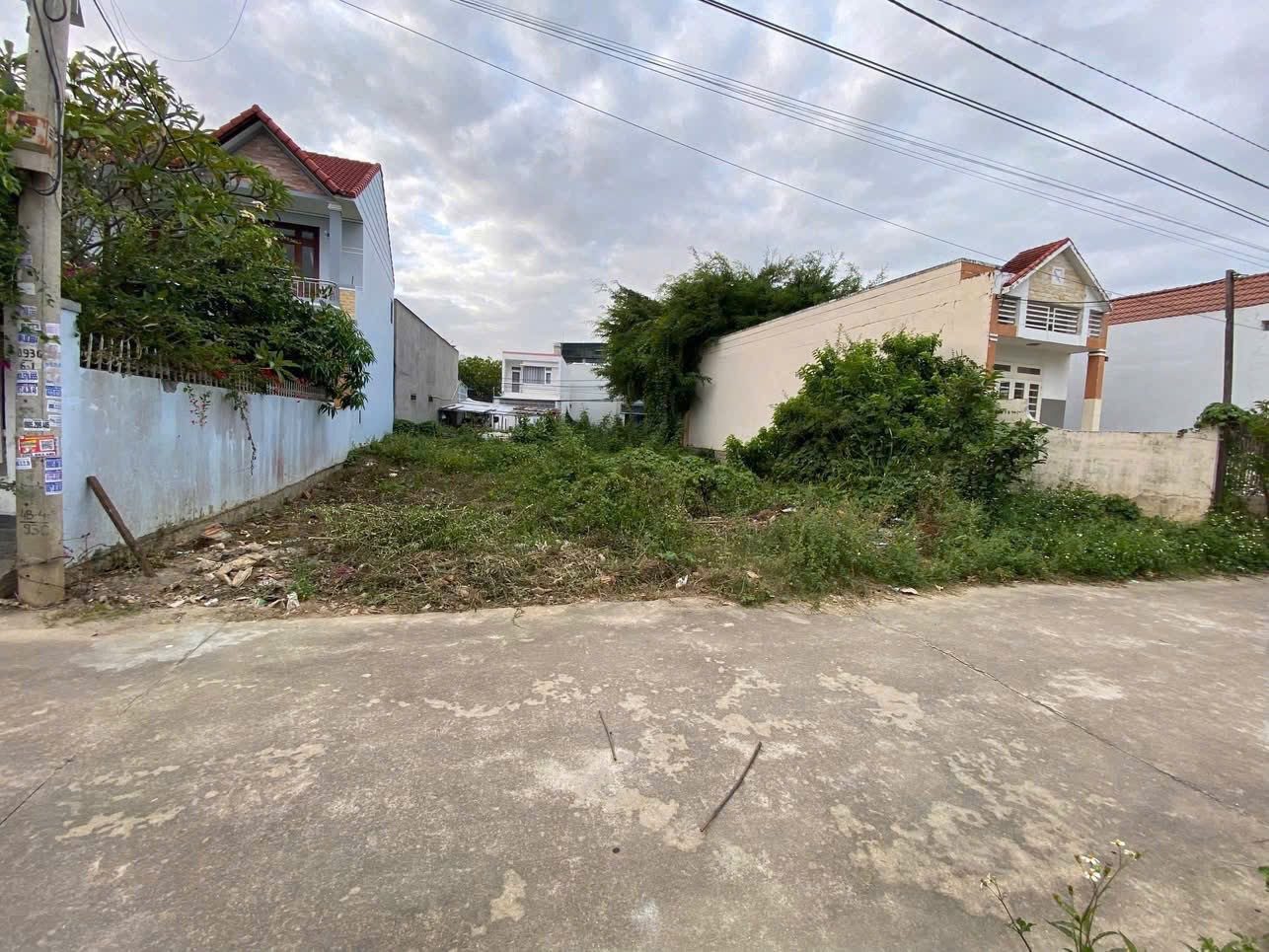 Siêu phẩm Vĩnh Thạnh xây nhà định cư 🏡

- Diện tích 144,7m2, sổ hồng full thổ cư - ngang 7m nở hậu nhẹ 7,5m. Khu dân cư đông đúc gần chợ Ga.
- Đường bê tông 5m ô tô ra vào thoải mái, đất hướng chính Nam, cách 23/10 chỉ 300m. 

💸 Giá bán: 2,5 tỷ ( bớt