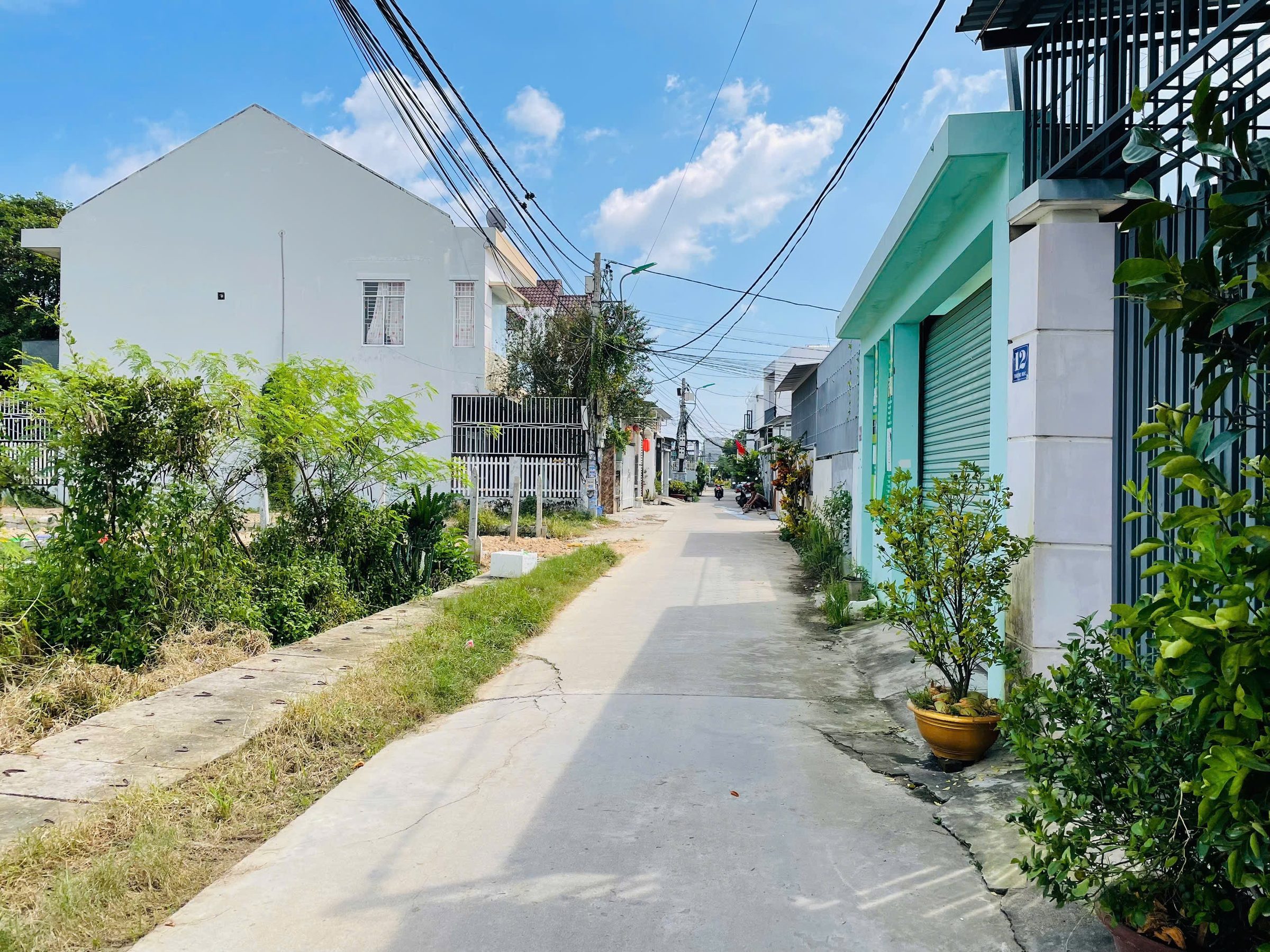 bán nhanh lô đất đẹp mặt tiền đường Thượng Mốc - Vĩnh Thạnh - Tây Nha Trang - đường 2 oto rộng 7m💰Giá 2tỷ390🍁
•Diện tích : 90m2 - ngang 5m nở hậu 5.2m