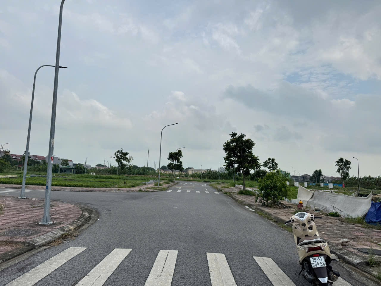 Bán đất mẫn xá long châu yên phong nhìn sân bóng dãy LK1. Diện tích 100m mặt tiền 5m hướng đông nam. Xã yên phong tỉnh bắc ninh