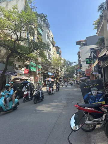 Bán nhà cấp 4 mặt phố Đê La Thành (Đống Đa) 99 m, mt 6.1m, giá 40 tỷ