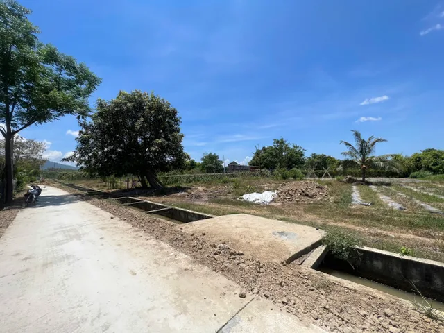 🍀 Cần bán lô đất Full thổ cư Thôn Hoà Thiện 2 - Xã Ninh An - Tx Ninh Hoà ➖ DT 263m2 Full thổ cư , ngang 6m6  ➖ Đường bê tông liên xã ( Ninh Sơn - Ninh An) 4m5, quy hoạch rộng 12m bao ô tô chạy .  ➖ Phía trước có mương nước chảy quanh năm rất tiện lợi , th