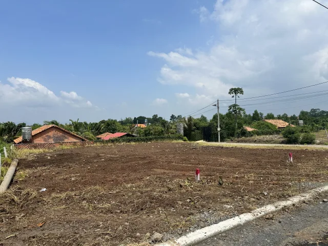 Bán lô đất thổ cư 141m2 đường nhựa 8m ngay chợ Láng Dài