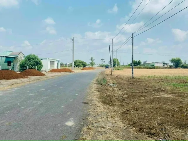 LH: 0909 044 186.  Lô đất 5x52m=260m2 sổ hồng riêng, chính chủ, sát chợ kcn tiện xây trọ giá 295tr. mua bán tại phòng công chứng