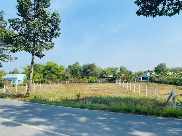 Bán đất 180m² giá 195 triệu dân ở xung quanh