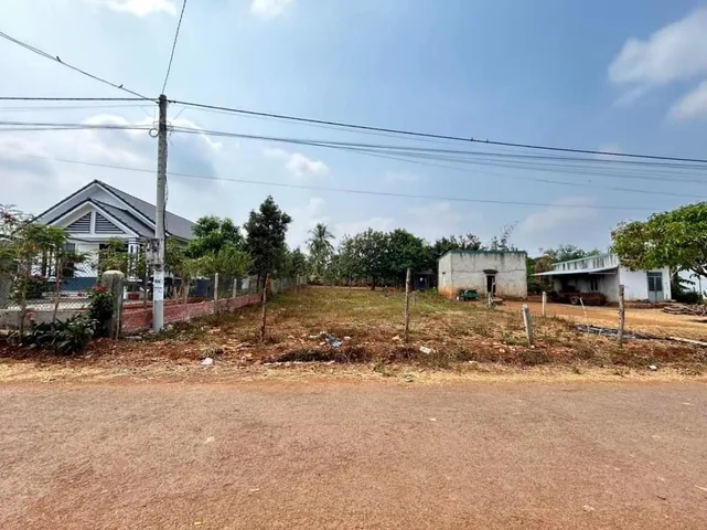 CẦN BÁN 2.500M2 ĐẤT ĐỐI DIỆN SIÊU THỊ, ĐÚNG GIÁ 180 TRIỆU, SỔ HỒNG RIÊNG