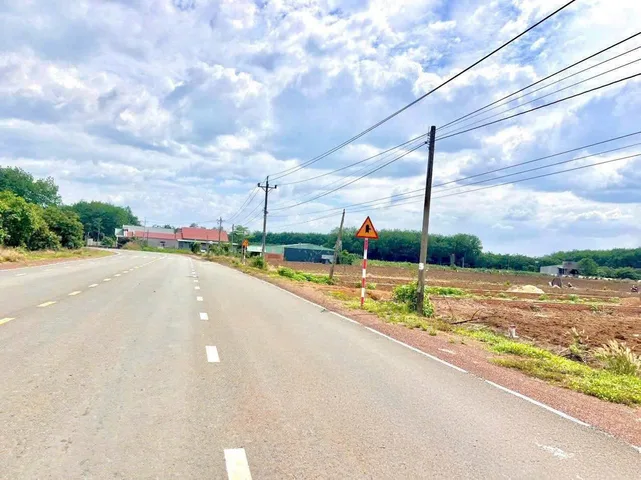 Bán đất 1250m² đất Thổ cư. Giá 480 triệu/sổ tại Xã Minh Lập-Chơn Thành. Nằm kế bên chợ, trường học, cách QL 14 chưa tới 600m. LH: 0931.783.209