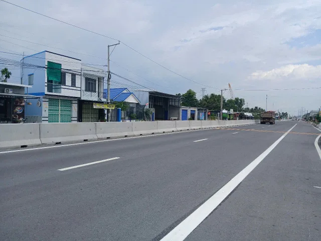 Bán lô đất rộng 2400m2. Tặng căn BIỆT THỰ đẹp LONG LANH sát đường DT870 lên Cầu Rạch Miễu 2.