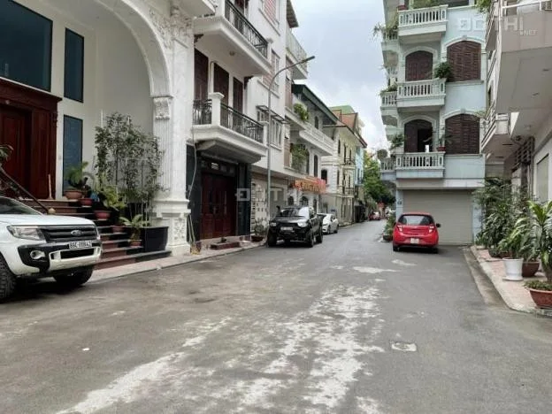 Bán đất Nguyễn Văn Cừ DT 50m x mt 5m phân lô ô tô đỗ cổng