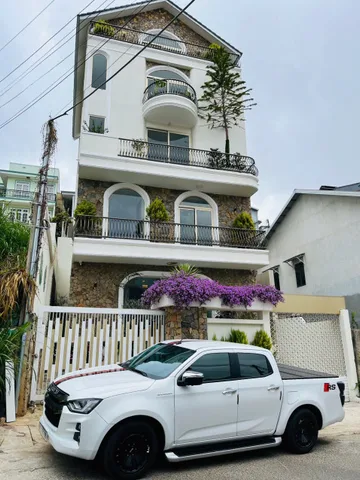 Villa 19,5 tỷ Khu quy hoạch Ngô Quyền Đà Lạt 11 phòng ngủ và 2 căn hộ, có thang máy, đường trước nhà rộng 10m. Liên hệ 0822686198
