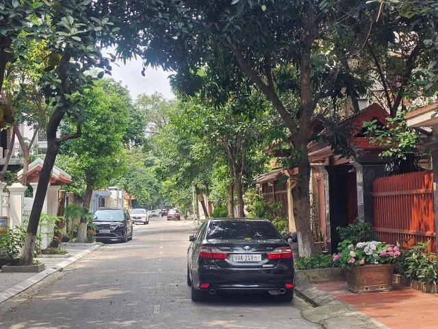 Bán căn biệt thự 3 tầng xây thô thuộc KĐT việt trang mặt đường võ thị sáu khu ninh xá. Diện tích 265m mặt tiền 14m hướng đông nam.  Phường kinh bắc tỉnh bắc ninh
