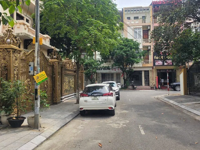 Bán căn biệt thự 3 tầng xây thô thuộc KĐT việt trang mặt đường võ thị sáu khu ninh xá. Diện tích 265m mặt tiền 14m hướng đông nam.  Phường kinh bắc tỉnh bắc ninh