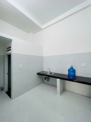 Nhà nằm ngay mặt tiền đường gần chợ, kinh doanh sầm uất.