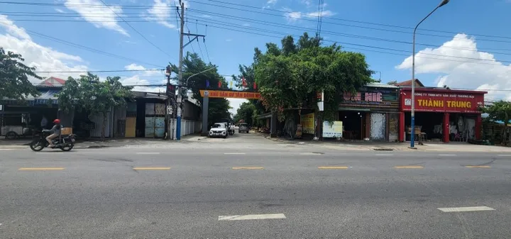 Ngang 20.9m nở hậu 22.7m dài hơn 51m. Tổng 1119,8m², 150m² thổ cư.