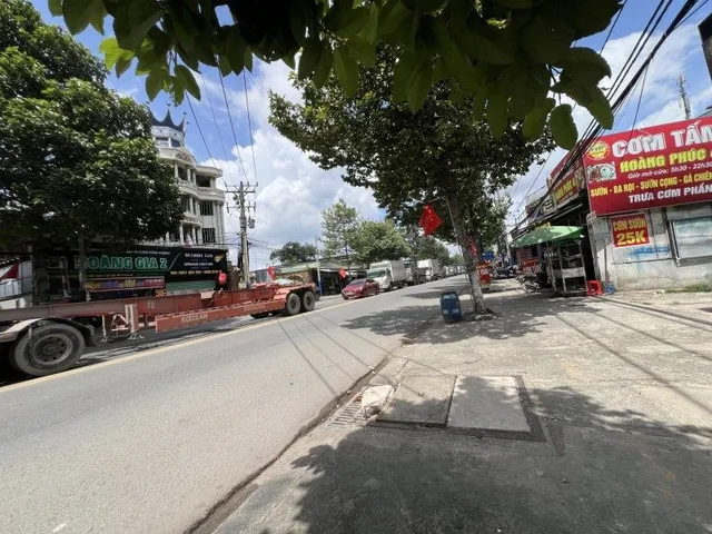 🏠 Ngay ngã tư Chiêu Liêu, và Mỹ Phước Tân Vạn, Nhà C4 sau có 5 phòng trọ đang kinh doanh.