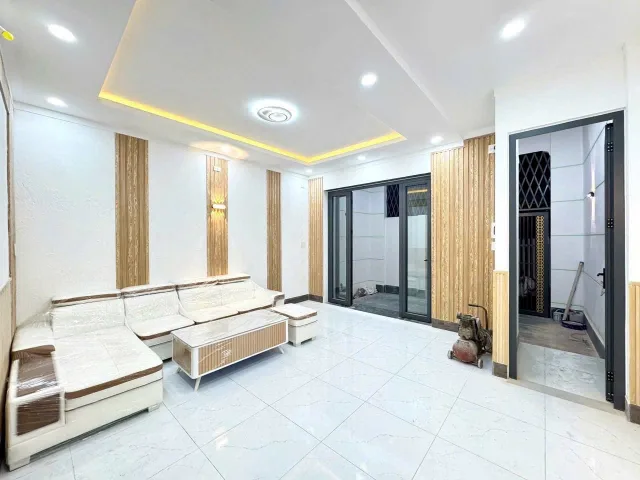 Nhà Cổng Sau Công Ty Pouchen, Cách Đường Trục Chính Chỉ 1 Xẹt