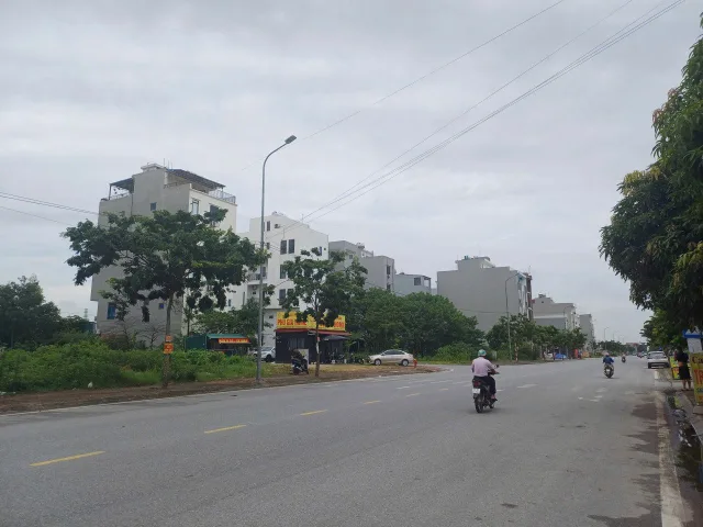 Bán 2 lô liền nhau đất khắc niệm 1 dãy L4 đường 27m. Diện tích 200m mặt tiền 10m hướng tây bắc. Phường hạp lĩnh tỉnh bắc ninh