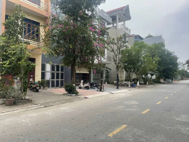 Bán đất khả lễ 1 mặt đường nguyễn quyền. Diện tích 102.6m mặt tiền 4.5m hướng đông nam. Kinh doanh tốt. Cạnh ngã 4 lê thánh tông. Phường võ cường tỉnh bắc ninh
