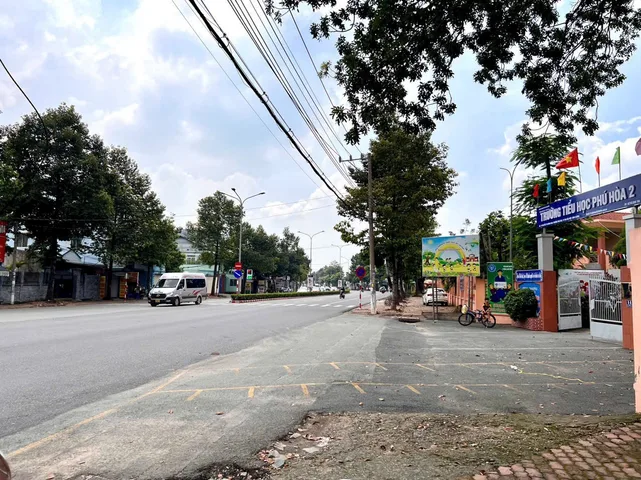 MT kinh doanh Nguyễn Thị Minh Khai-Phú Hoà cũ (phường Phú Lợi-TP.HCM) ngang 9m giá chủ cần bán,hiện đang kinh doanh quán cafe