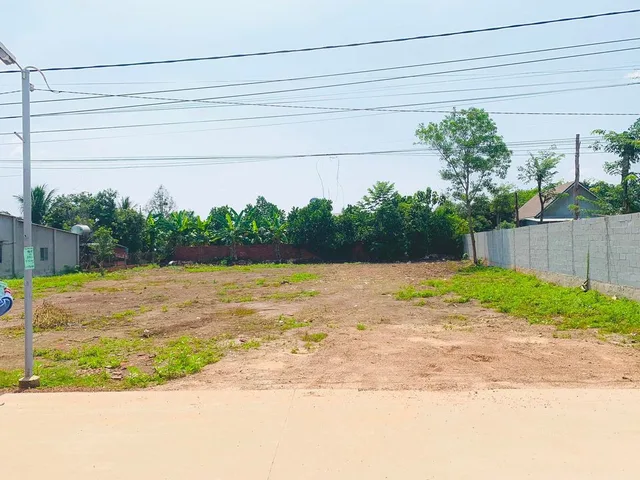 lh: 0909 .044 186. tôi cần sang gấp lô đất 250m2 giá 365tr nằm sát QL14, ngay chợ dân cư đông, rất tiện mua ở xây trọ , kinh doanh buôn bán