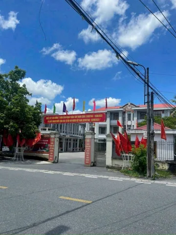 Bán 68,6 m Lâm Động ngang 5m đường thông , cách 203 :20 m. Gần chợ giá êm l/h:076.231.9990 e Thuý