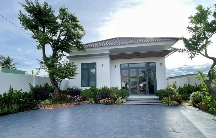 NHÀ VILLA VƯỜN ĐẸP MÊ LY Vào ở ngay.  Gần CHỢ EAKAO, đường to. 10x50m, 4 PN, 3WC, BÁN 3tỷ590tr nhanh lẹ bớt lộc