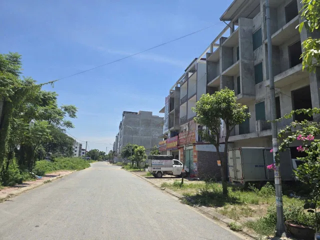 Bán nhà 4 tầng xây thô. Diện tích đất 100m. Mặt mương đường 32m dự án parado vạn an. Phường kinh bắc bắc ninh