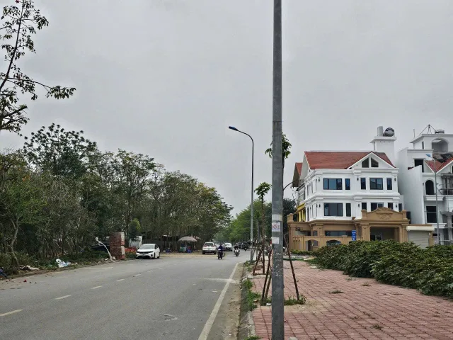Bán đất lô góc Khu đô thị đại dương dãy VM1. Cách 30m ra hồ điều hoà. Mặt đường thanh niên. Diện tích 199.4m mặt tiền 11m hướng tây nam & đông nam. Phường võ cường tỉnh bắc ninh