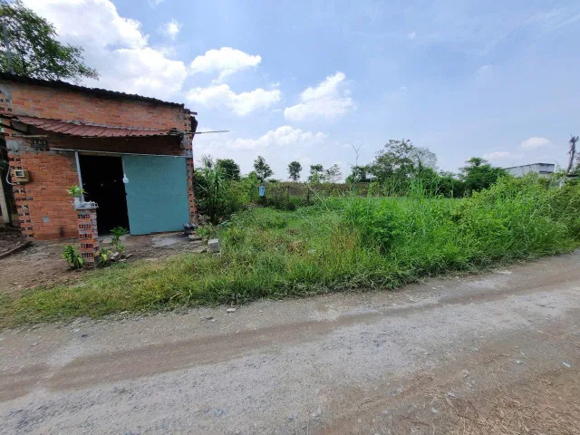 (L787) Đất ( có nhà), dt 206m2, xã Trung Lập Hạ, giá 2 tỷ 700 thương lượng