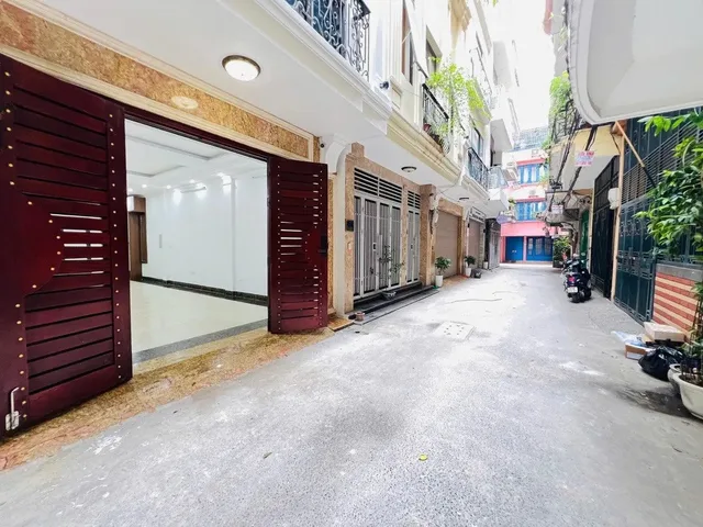 Nhà Phân Lô Hoàng Cầu, Đống Đa, Khu Vực Dân Trí Cao, 53m x 7Tầng Thang Máy, Gara Ô tô, Sổ Đỏ, Giá Tốt, Ở hoặc Làm Văn Phòng.