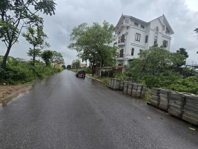Bán đất biệt thự đại hoàng long dãy OBT24 nhìn hồ. Mặt đường đoàn phú tứ. Diện tích 270m mặt tiền 15m hướng tây bắc. Phường võ cường bắc ninh